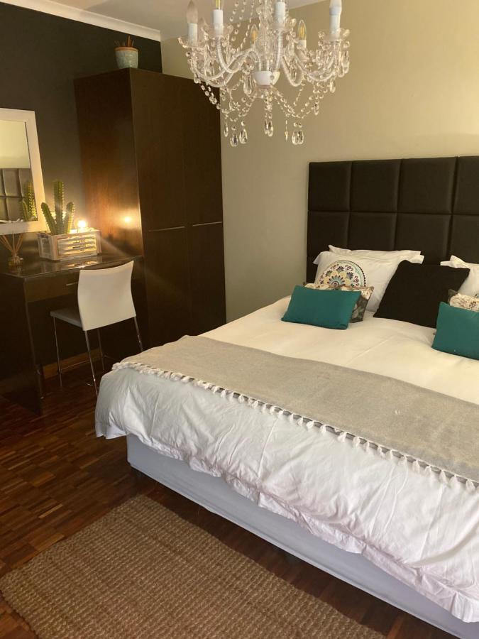 The Hedge Guesthouse Kuruman Bagian luar foto